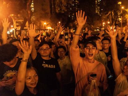 Jóvenes celebran la derrota del conservador Junius Ho, este domingo en Hong Kong. En video, las reacciones de los ganadores.