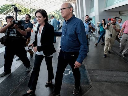 Carlos Chamorro junto a su esposa tras aterrizar este lunes en Managua.