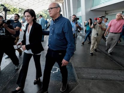 Carlos Chamorro junto a su esposa tras aterrizar este lunes en Managua.