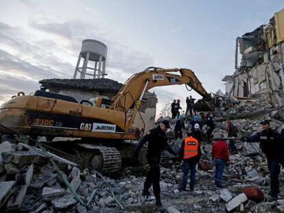 Agentes de los equipos de rescate trabajan en un edificio derruido en Thumane, Albania.