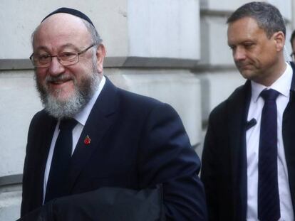 Ephraim Mirvis, el rabino jefe de Gran Bretaña, en Londres, el pasado 10 de noviembre. En vídeo, declaraciones de Corbyn.