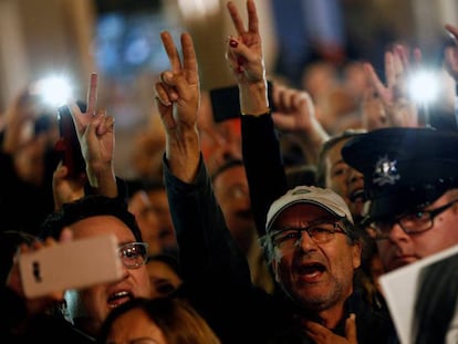 Un grupo de manifestantes piden la dimisión del primer ministro maltés, Joseph Muscat, la semana pasada en La Valetta. En vídeo, declaraciones de Muscat.