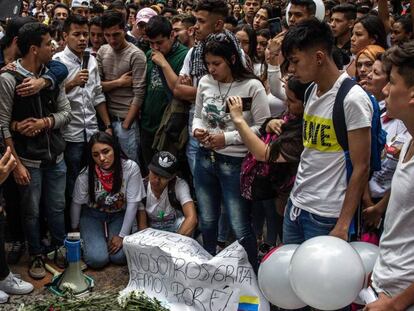 Uno de los memoriales en honor a Dilan Cruz. En vídeo, imágenes de las protestas en Colombia.