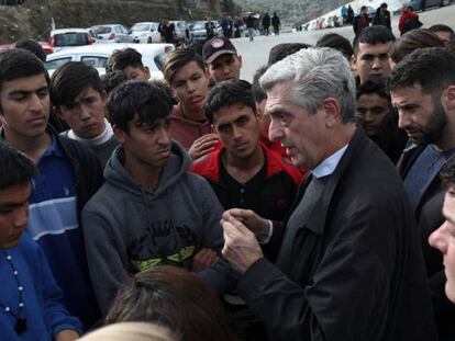 El Alto Comisionado de Acnur, Filippo Grandi, habla con refugiados en el campo de Moria, en la isla de Lesbos (Grecia). En vídeo, declaraciones de Grandi.