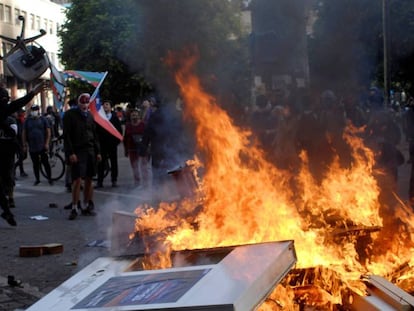 Fuego en una barricada montada durante una protesta en la ciudad chilena de Concepción, el pasado martes. En vídeo, declaraciones de Piñera.