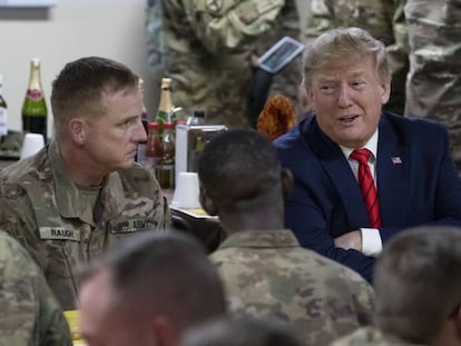 Trump habla con militares estadounidenses durante su visita sorpresa por Acción de Gracias.