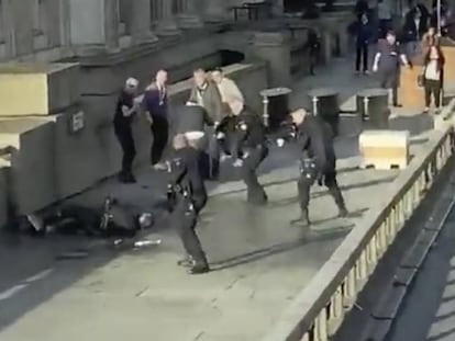 Policías y ciudadanos en el puente de Londres en el momento del ataque. En vídeo, imágenes del ataque.