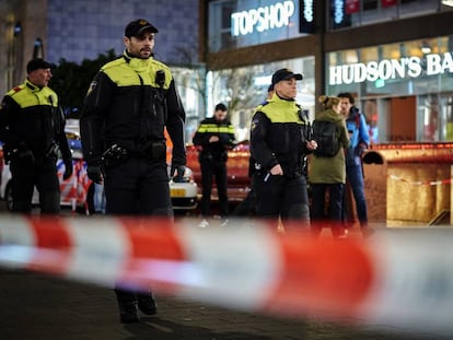 La policía holandesa acordona el lugar del apuñalamiento. En vídeo, imágenes de las redes sociales tras el ataque.