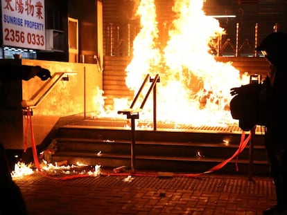 El impacto de un cóctel molotov, el 1 de diciembre en Hong Kong. En vídeo, imágenes de las protestas de este domingo.