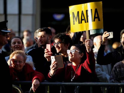 Manifestantes exigen justicia por el asesinato de la periodista Daphne Caruana Galizia, este lunes en La Valeta, Malta. En vídeo, Joseph Muscat, primer ministro de Malta, anuncia su dimisión.