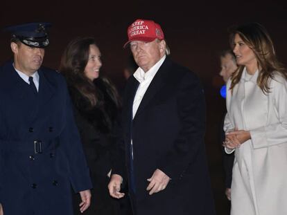Donald Trump, junto a su esposa, Melania, este domingo a su llegada a la base de Saint Andrews. En vídeo, las claves del 'impeachment' a Trump y de la trama ucrania.