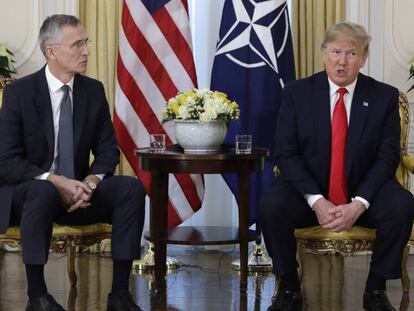 El secretario general de la OTAN, Jens Stoltenberg, y Donald Trump, este martes en Londres. En vídeo, las declaraciones del presidente de EE UU contra Macron.