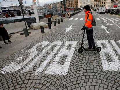 Los franceses buscarán medios alternativos ante la huelga de transportes. En vídeo, las claves de las protestas.