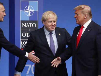 El secretario general de la OTAN, Jens Stoltenberg, saluda a Donald Trump en presencia del primer ministro Boris Johnson. En vídeo, varios líderes parecen mofarse del presidente de EE UU.