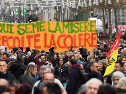 Manifestantes participan en una marcha contra la reforma de las pensiones del Gobierno este jueves francés en Marsella.