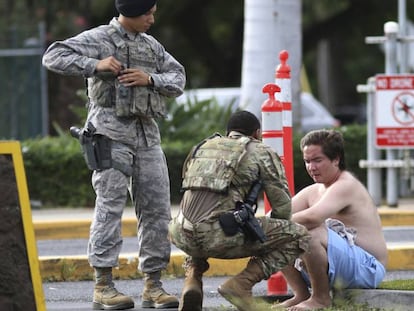 Agentes militares atienden a un hombre fuera de la base de Pearl Harbor. En vídeo, declaraciones del contralmirante Robert Chadwick.