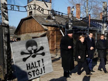 La canciller alemana, Angela Merkel, y el primer ministro polaco, Mateusz Morawiecki (a la izquierda de la canciller), a su llegada al campo de concentración de Auschwitz.