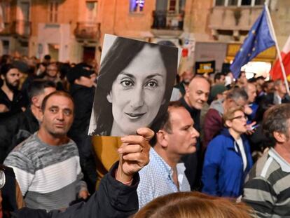 Manifestación en La Valeta para pedir justicia por el asesinato de la periodista Daphne Caruana Galizia, el 3 de diciembre. En vídeo, el resumen del caso.