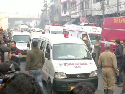 Ambulancias y bomberos, en el lugar del incendio en Nueva Delhi.