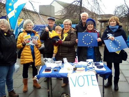 Un grupo de partidarios de la permanencia en la UE, entre ellos Bill Rodger (detrás con pelo blanco), el sábado en Edimburgo. En vídeo, las claves de las elecciones.