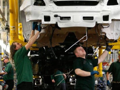 Empleados en una fábrica de coches Bentley en Crewe, cerca de Liverpool. En vídeo, las promesas económicas de los laboristas y de los conservadores.