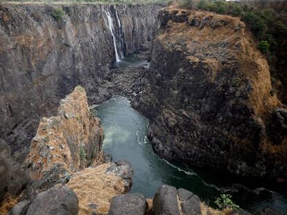 Las cataratas Victoria, reducidas a un hilo de agua