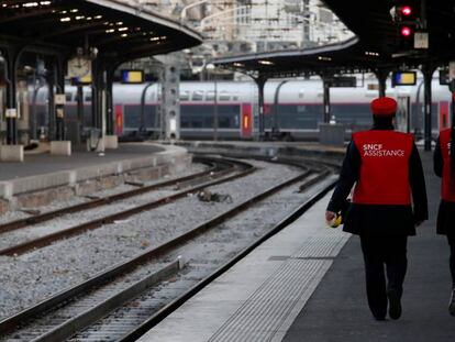 Francia afronta este martes una segunda jornada de huelga nacional fuertemente secundada por los trabajadores ferroviarios y del transporte público. En vídeo, imágenes de la huelga por la reforma de las pensiones.
