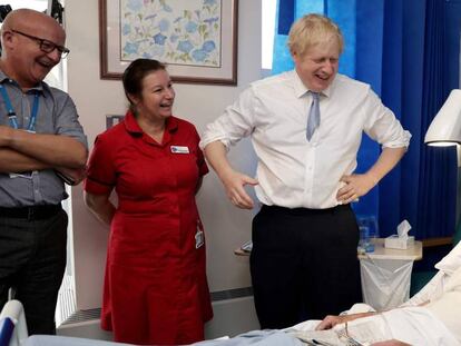 El primer ministro británico, Boris Johnson, visita un hospital en Cornualles a finales del pasado noviembre. En vídeo, su encontronazo con un periodista que quería mostrarle la foto de un niño en el suelo en un hospital de Leeds.