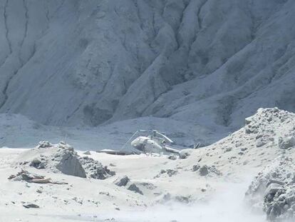 Imagen de un helicóptero cubierto de cenizas tras la erupción del volcán en Isla Blanca, en Nueva Zelanda. En vídeo, así fue la erupción del volcán más activo de Nueva Zelanda.