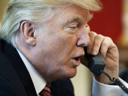 El presidente estadounidense, Donald Trump, habla por teléfono desde el Despacho Oval en junio de 2017. En vídeo, el momento en el que se formalizan las acusaciones contra Trump.