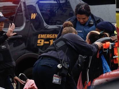 Una mujer recibe asistencia médica este martes en la zona del tiroteo registrado en Nueva Jersey.