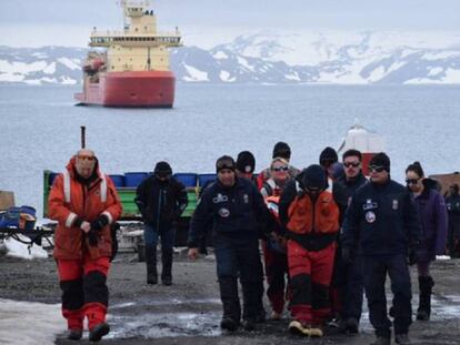 Miembros de la Fuerza Aérea de Chile en la base antártica Presidente Eduardo Frei.