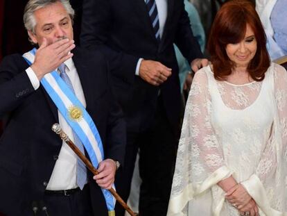 Alberto Fernández y Cristina Fernández de Kirchner, durante la toma de posesión. En vídeo, declaraciones de Alberto Fernández.