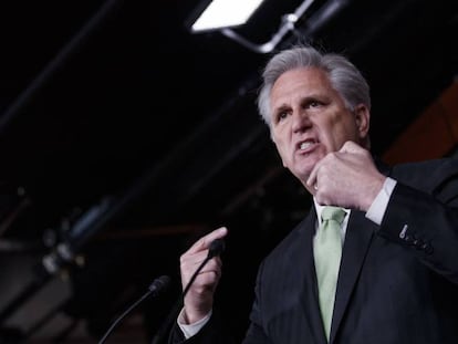 Kevin McCarthy, líder de la minoría republicana en la Cámara baja. En vídeo, declaraciones de Donald Trump.