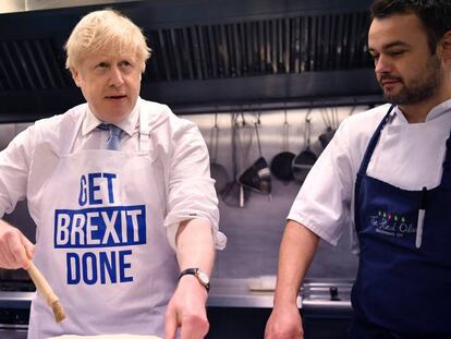 Boris Johnson, con un mandil a favor del Brexit, prepara una tarta este miércoles en Derby (Inglaterra). En vídeo, las claves de las elecciones en el Reino Unido.
