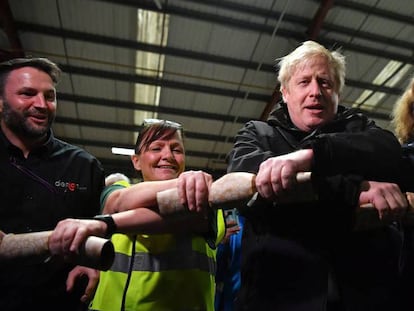 El candidato conservador, Boris Johnson, visita este miércoles una fábrica en la localidad galesa de Hengoed. En vídeo, el análisis de Rafa de Miguel.