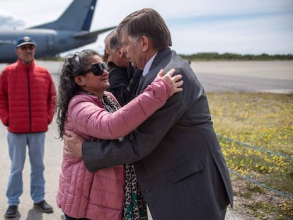 Familiares de los tripulantes del avión militar que desapareció en ruta hacia la Antártida llegan a la base militar en Punta Arenas, en Chile. En vídeo, declaraciones del general de brigada de la Fuerza Aérea de Chile, Eduardo Mosqueira, tras el hallazgo de los restos.