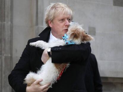 Boris Johnson, este jueves con su perro 'Dilyn', ante el colegio electoral en el que ha votado en Londres. En vídeo, las primeras reacciones del primer ministro.