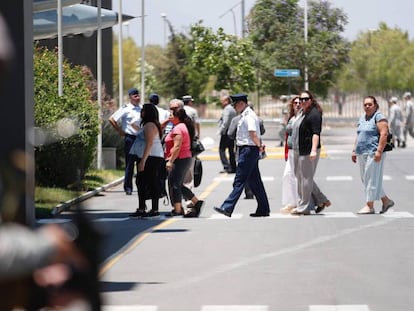 Familiares de los tripulantes del avión militar.