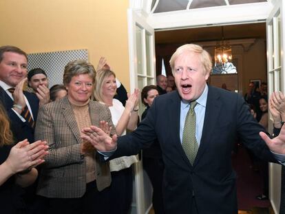 Boris Johnson es recibido por el personal de Downing Street tras reunirse con la reina, este viernes. En vídeo, crónica de la victoria del primer ministro.