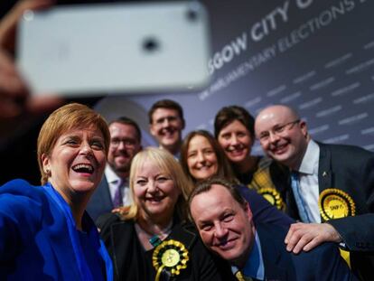 La ministra principal de Escocia y líder del SNP, Nicola Sturgeon (izquierda), se hace un selfie junto a su equipo, en la madrugada del viernes tras la victoria de su partido.