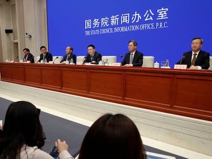 Las autoridades chinas implicadas en la negociación con EE UU, en rueda de prensa en Pekín. En vídeo, declaraciones del portavoz del Ministerio de Comercio de China, Gao Feng.