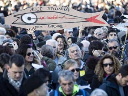 Manifestantes de las 'sardinas' protestan este sábado en Roma.