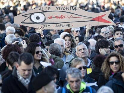 Manifestantes de las 'sardinas' protestan este sábado en Roma.