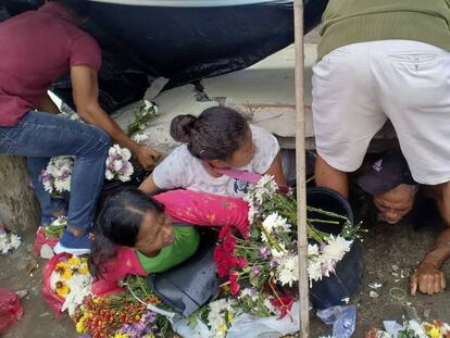 Varias personas atrapadas tras el terremoto en Padada, en el sur de Filipinas. Un edificio colapsado en Padada, en el sur de Filipinas. En vídeo, imágenes del terremoto.