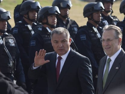 Genaro García Luna, secretario de Seguridad, y el embajador de EE UU en México, Anthony Wayne, en diciembre de 2011. En vídeo, detenido Genero García Luna el pasado 8 de diciembre.