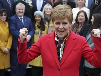 La ministra principal de Escocia, Nicola Sturgeon, celebra la victoria de su partido en las elecciones generales. En vídeo, sus declaraciones.