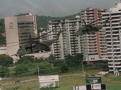 Fuerzas militares de Estados Unidos patrullan el centro de Ciudad de Panamá después de la invasión. En vídeo, así fue la invasión.