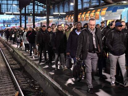 Un grupo de pasajeros de cercanías camina por el andén en la estación de Saint-Lazare.