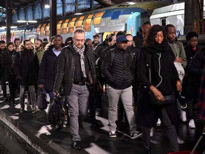 Un grupo de pasajeros de cercanías camina por el andén en la estación de Saint-Lazare.